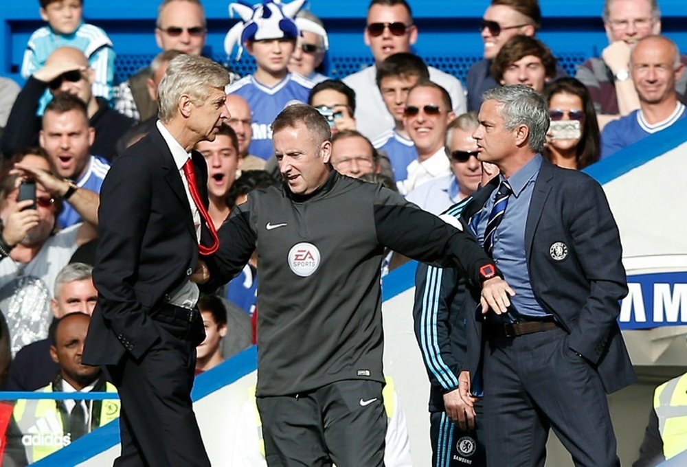 Wenger y Mourinho se ven las caras. AFP