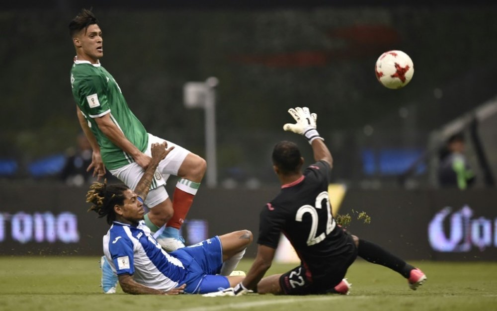 L'attaquant méxicain Raul Jiménez marque le 3e but face au Honduras. AFP