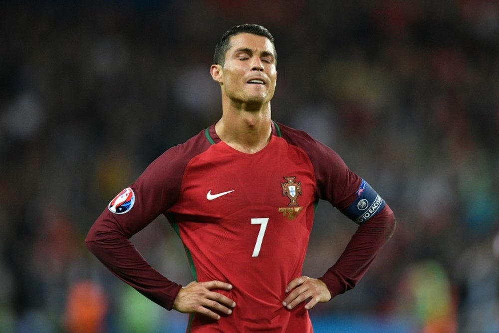 Cristiano Ronaldo se lamenta tras fallar su lanzamiento de penalti ante Austria. AFP