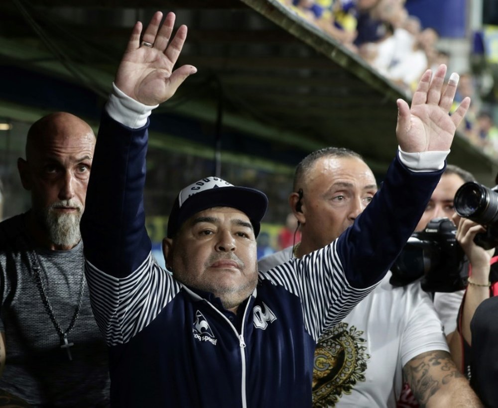 Gimnasia ya trabaja sin positivos y ni Maradona. AFP