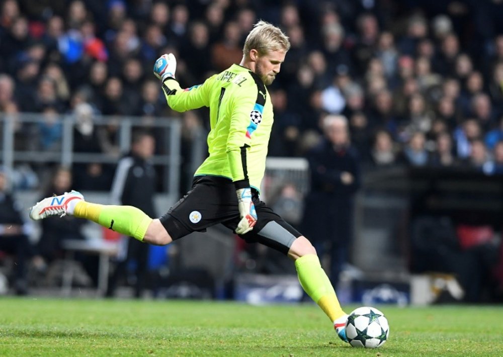 Le gardien de Leicester Schmeichel dégage le ballon lors du match face à FC Copenhague en C1. AFP