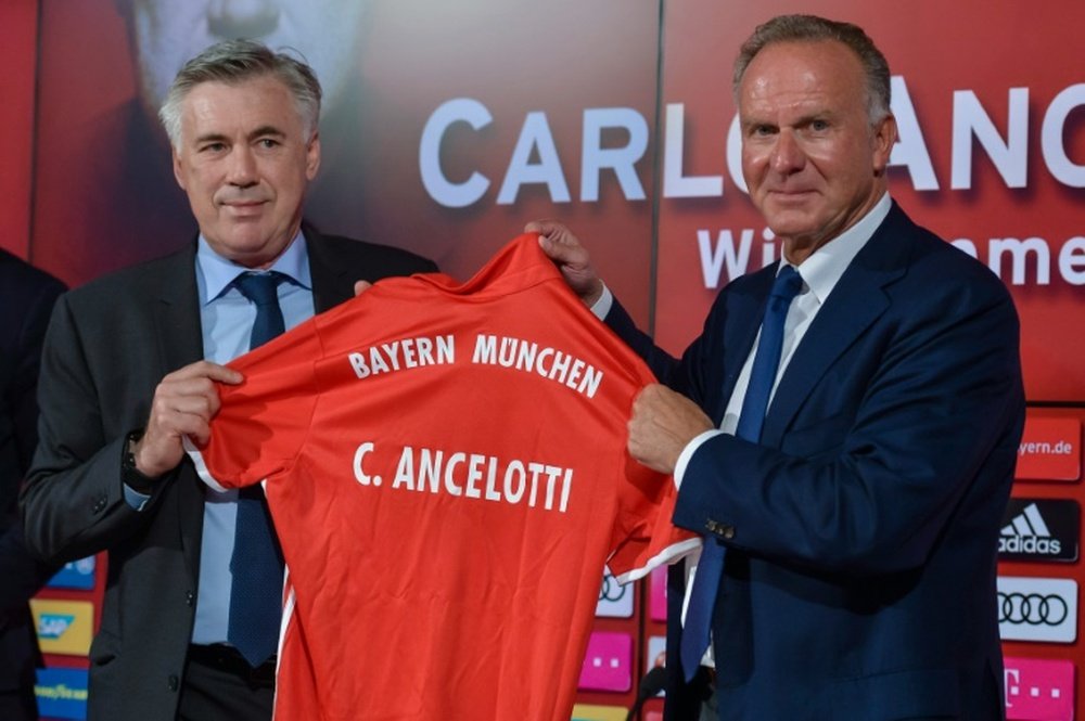 Rummenigge et son nouvel entraîneur Carlo Ancelotti, au Bayern Munich, 11 juillet 2016. AFP