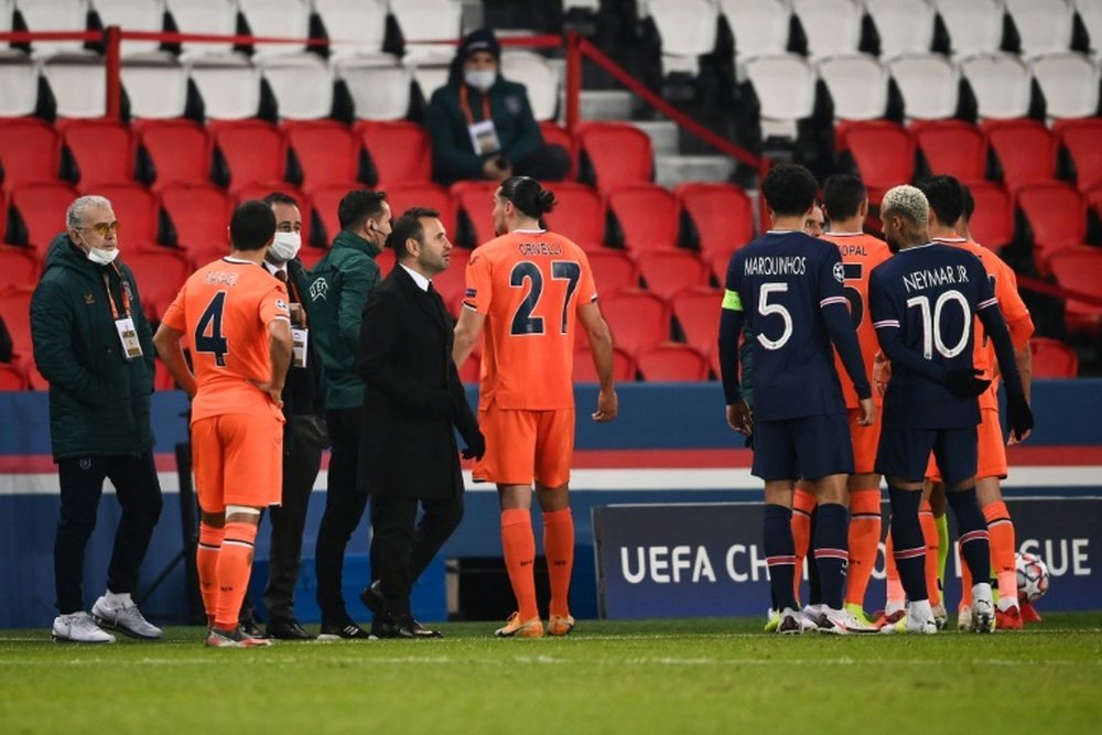 La UEFA suspende hasta final de temporada al cuarto árbitro del PSG-Basaksehir. AFP