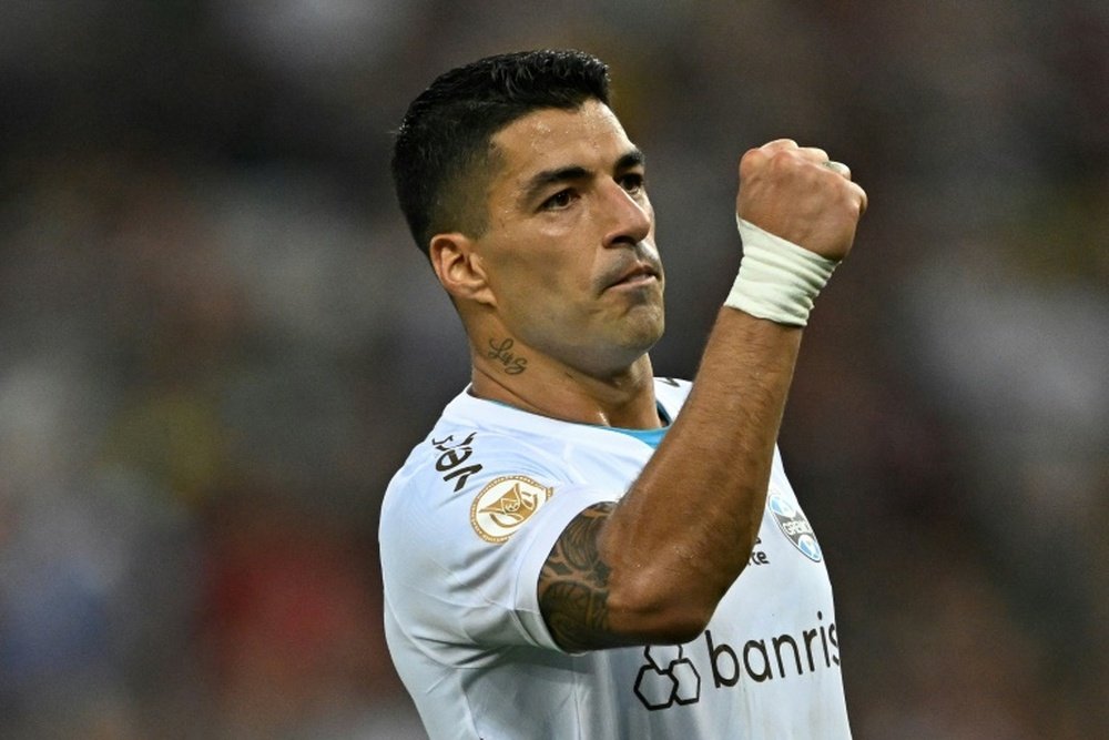 Luis Suárez marcó un doblete en su despedida de Grêmio. AFP