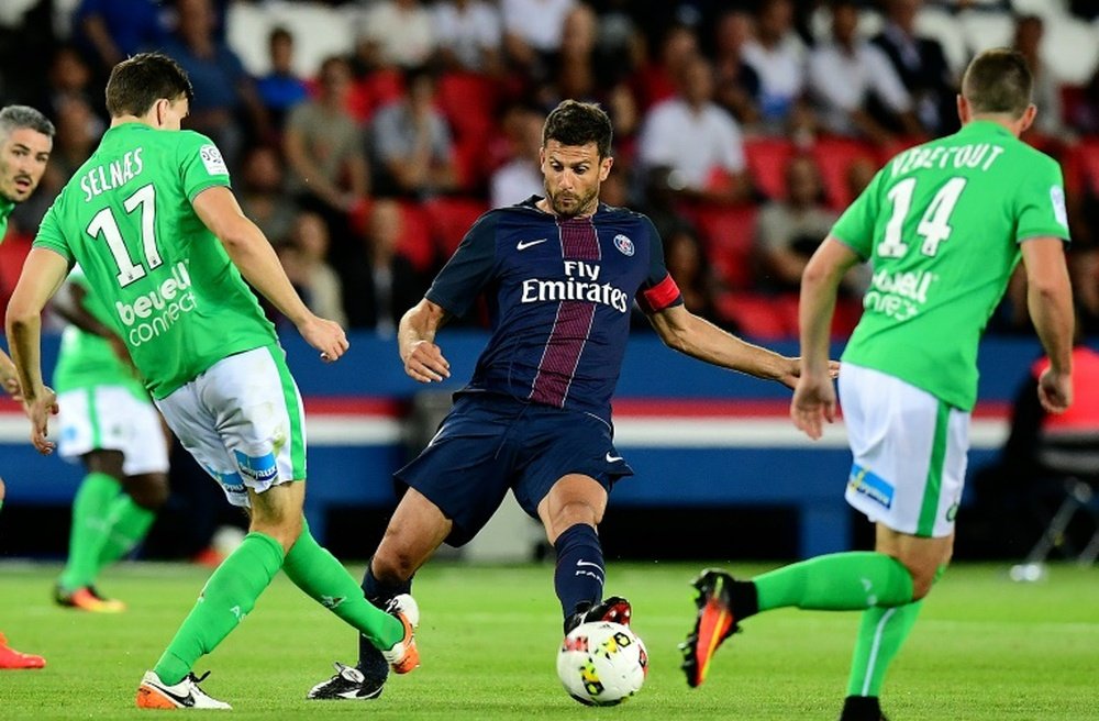 Le milieu du PSG Thiago Motta contrôle le ballon face à Saint-Etienne. AFP