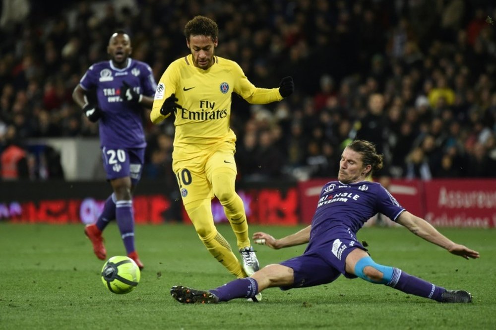Neymar échappe au tacle du Toulousain Yannick Cahuzac. AFP