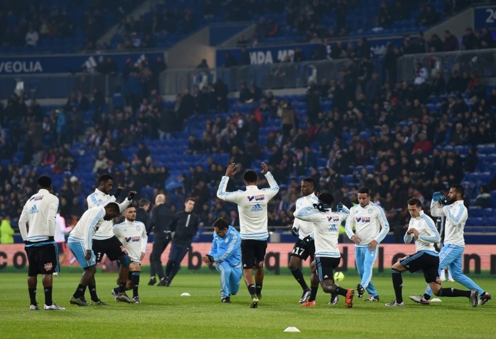 Les joueurs de Marseille à léchauffement avant le coup denvoi du match contre Lyon au Parc OL, le 24 janvier 2016