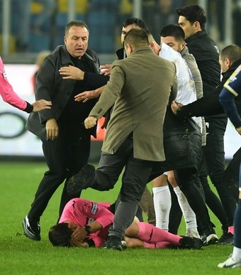 Les auteurs de la violente agression contre un arbitre de football turc à Ankara ont été placés en détention mardi, au lendemain d'un incident qui suscite un vif émoi en Turquie et a été condamné par le patron de la Fifa.