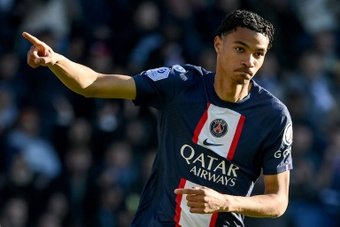 According to the '90min' website, Paris Saint-Germain striker Hugo Ekitike, who has been dropped from the first team squad, will try to leave the club this winter. Newcastle are keen to sign him, while Crystal Palace and West Ham are also in the race for his transfer.