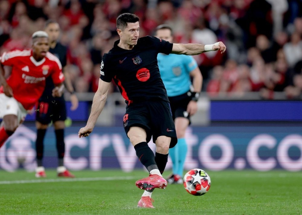 Robert Lewandowski double buteur sur penalty pour le Barça contre Benfica. AFP