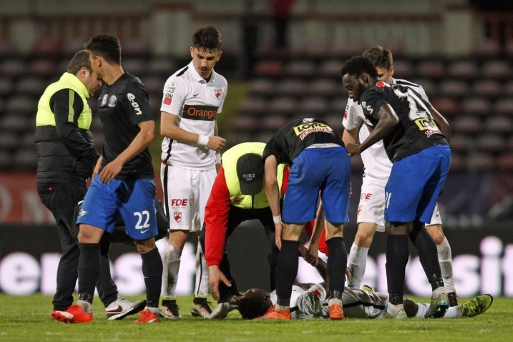Le Camerounais Patrick Ekeng (au sol) après un malaise lors du match entre son équipe, le Dinamo Bucarest, et le Viitorul Constanta, le 6 mai 2016 à Bucarest