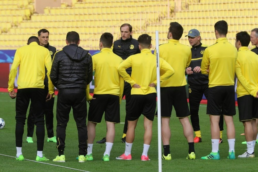 L'entraîneur de Dortmund Thomas Tuchel avec ses joueurs au Stade Louis-II de Monaco. AFP