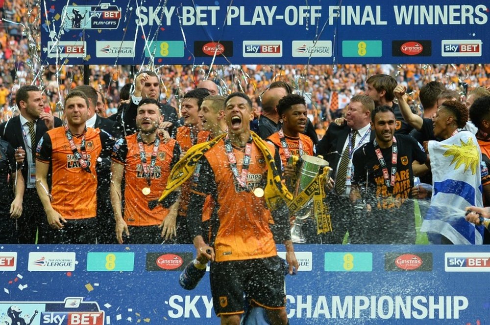 Les joueurs dHull City fêtent leur accession à la Premier League après leur victoire en barrages de Championship face à Sheffield Wednesday, le 28 mai 2016 à Wembley