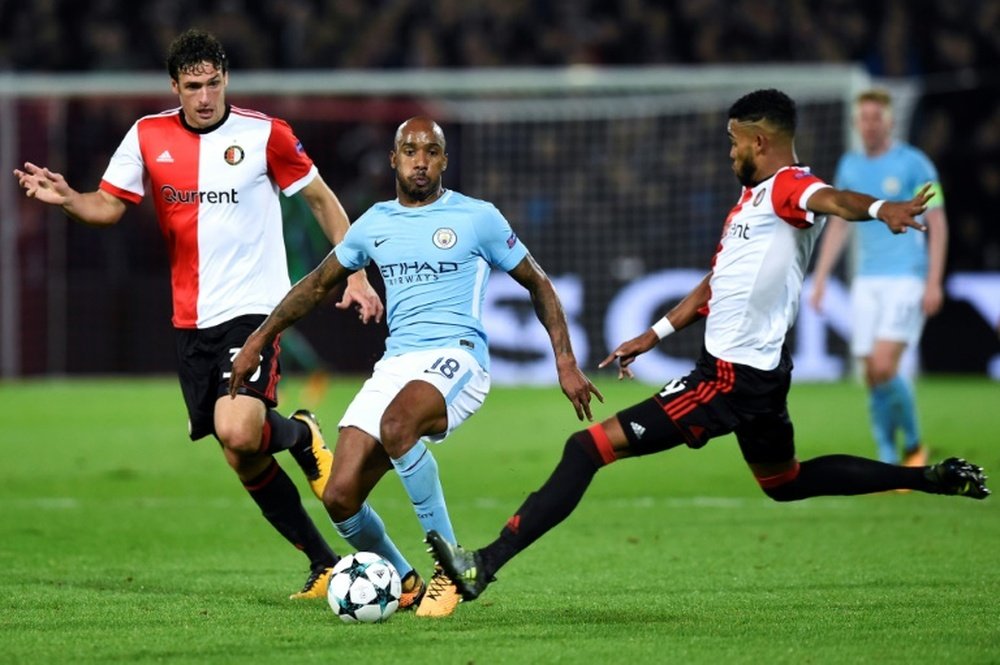 Le milieu anglais de Manchester City Fabian Delph (c) face à Feyenoord en C1. AFP