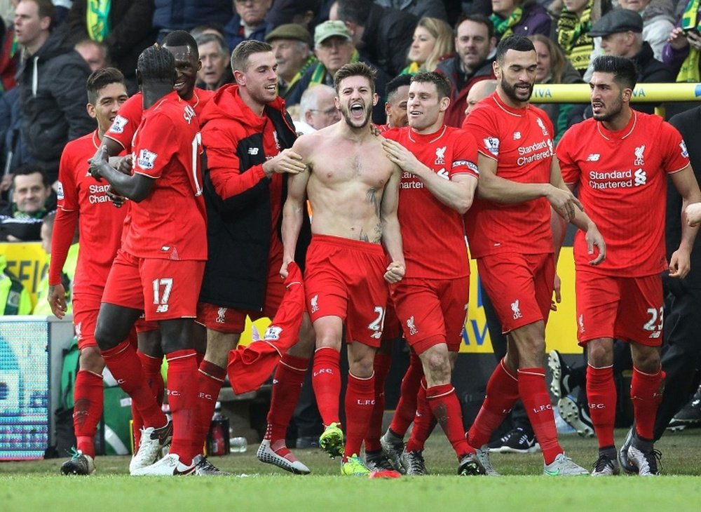 Le milieu Adam Lallana (c) auteur du 5e but de Liverpool, fêtent la victoire de son équipe face à Norwich City, le 23 janvier 2016 à Norwich