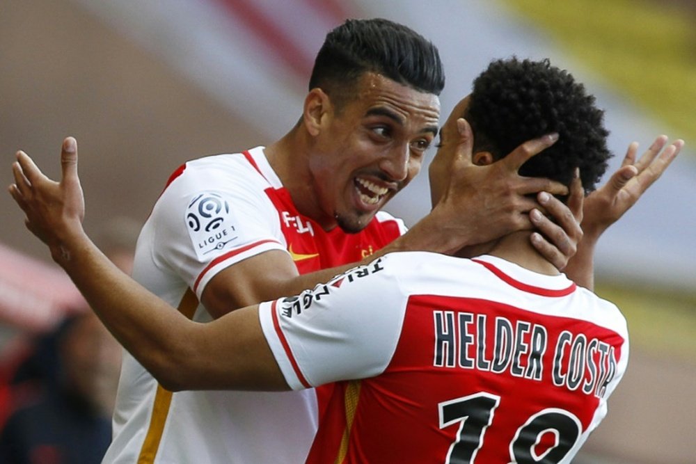 Le Monégasque Nabil Dirar fête son but contre Guingamp avec son coéquipier Helder Costa. AFP