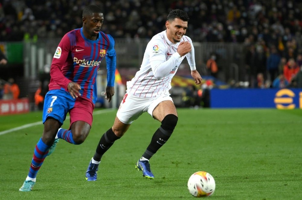 Rekik pugna un balón con Dembélé en el FC Barcelona-Sevilla FC de la temporada 2021/2022. Foto: EFE.