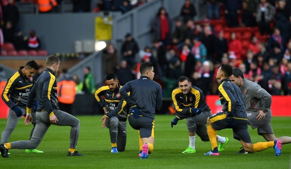 Les joueurs d'Arsenal à l'échauffement à Anfield, à Liverpool, le 4 mars 2017. AFP