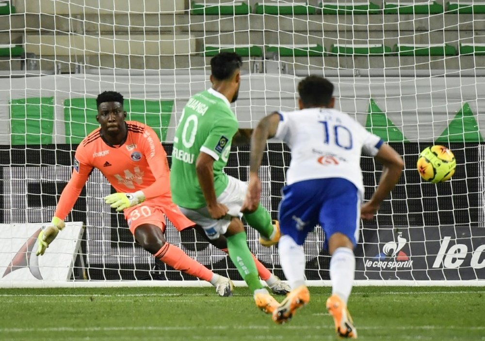 El Saint-Étienne tumba al Estrasburgo para tomar el liderato. AFP