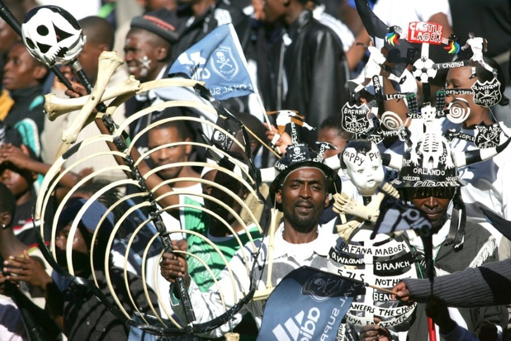 Des supporters des Orlando Pirates au Ellis Park de Johannesburg. AFP