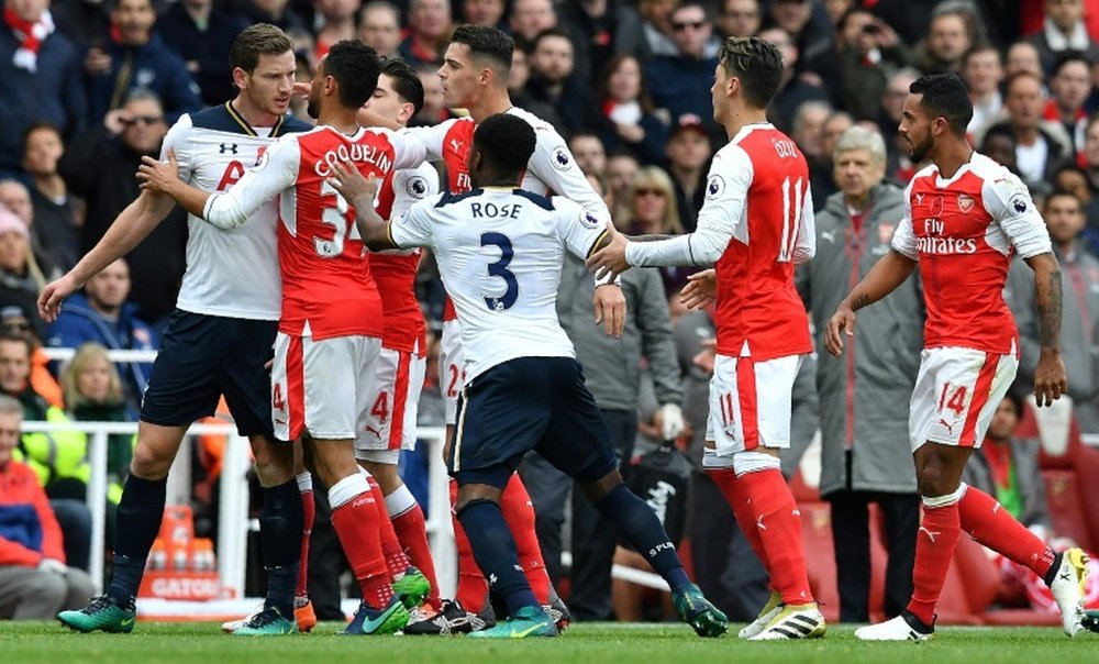 Arsenal y Tottenham protagonizarán uno de los derbis más calientes de Inglaterra. AFP