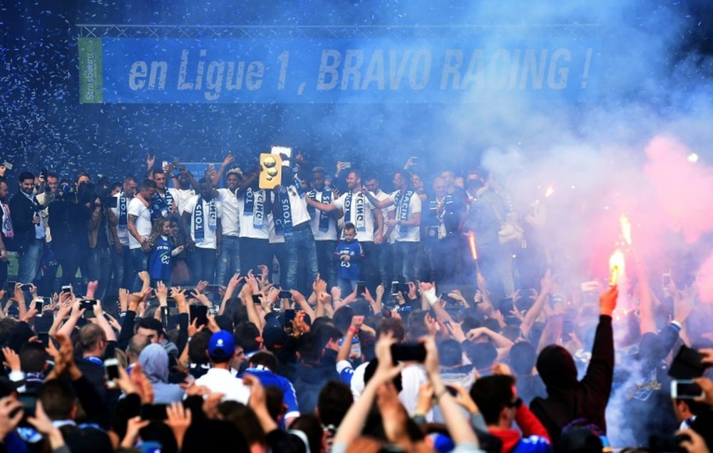 Les joueurs du Racing Strasbourg fêtés par une foule immense de supporters. AFP