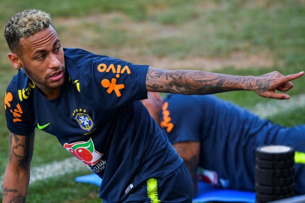 Neymar apunta a Ronado. AFP