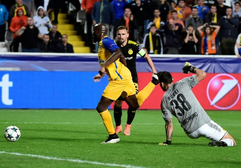 L'attaquant Mickaël Poté ouvre le score pour Apoel Nicosie face au Borussia Dortmund. AFP