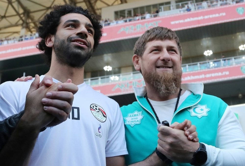 La foto de Mohamed Salah con el jefe del estado de Chechenia ha indignado a muchos. AFP
