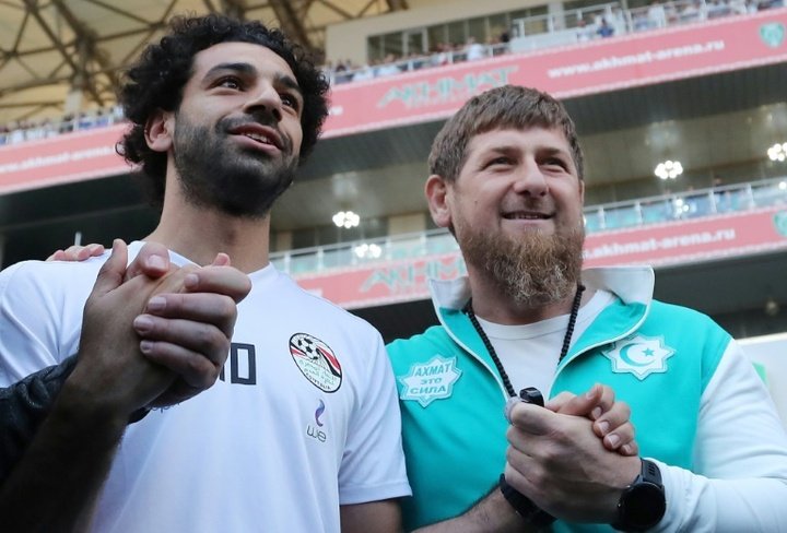 Salah se enfanga en el conflicto de Chechenia