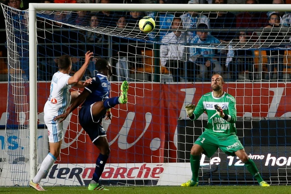 Le gardien de Troyes Matthieu Dreyer tente darrêter un tir face à Marseille au stade de lAube, le 14 mai 2016