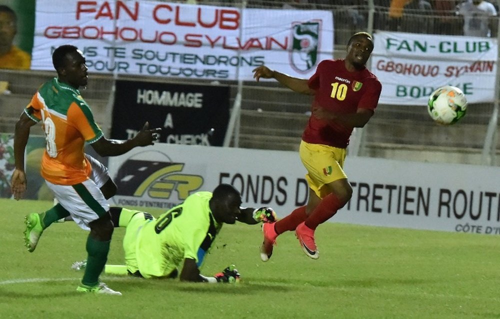 'attaquant guinéen François Kamano (N.10) bat de près le gardien de la Côte d'Ivoire. AFP