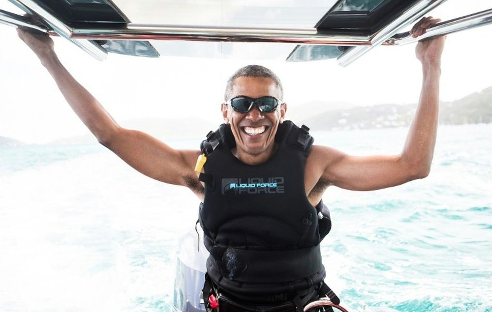 L'ex-président américain Barack Obama fait du kitesurf sur une île des Caraïbes. AFP
