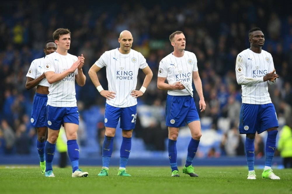 Les joueurs de Leicester dont Yohan Benalouane (c) à l'issue d'un match contre Everton. AFP