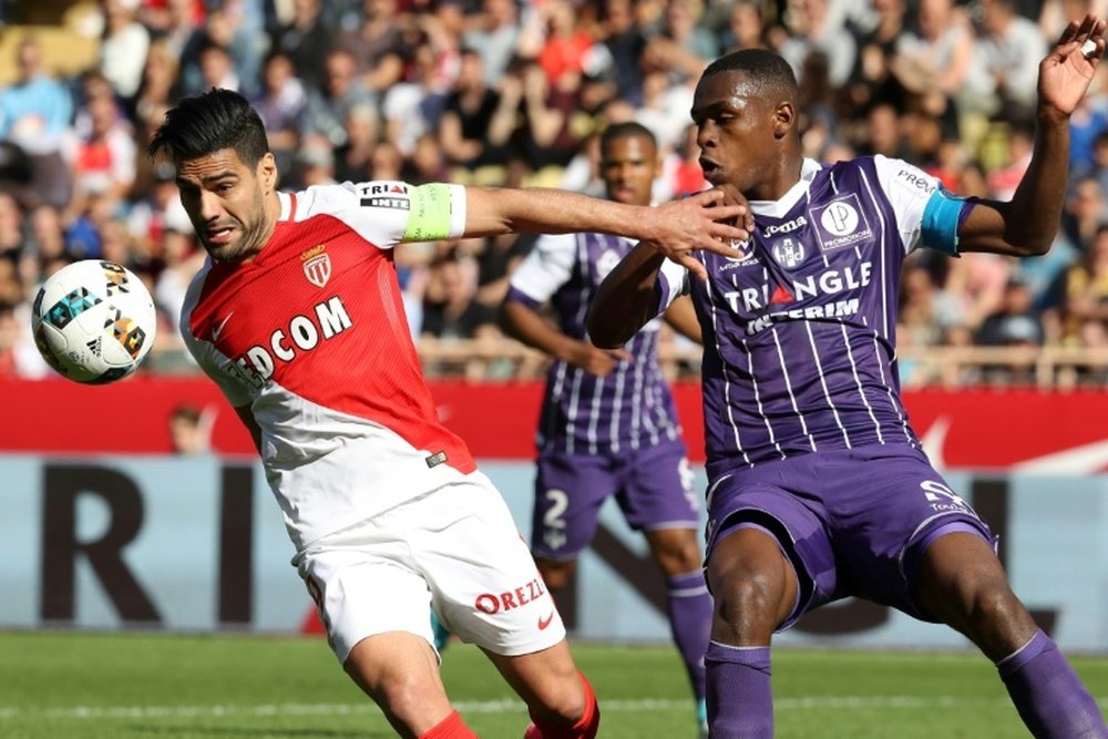 Radamel Falcao (g) au contact avec le Français Issa Diop lors d'un match de Ligue 1. AFP