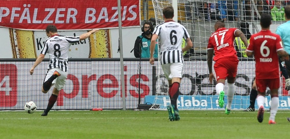 Le Bayern Munich concède un but à l'attaquant Szabolcs Husztide l'Eintracht Francfort. AFP