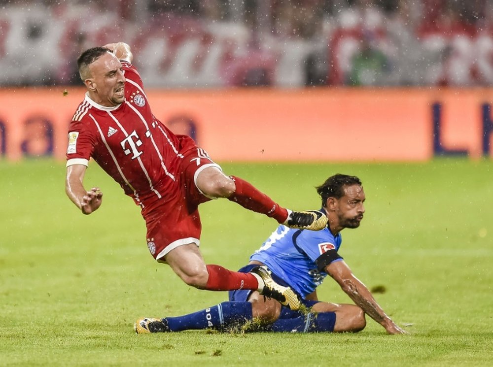 Le milieu de terrain du Bayern Munich, Franck Ribery et son homologue du Leverkusen. AFP