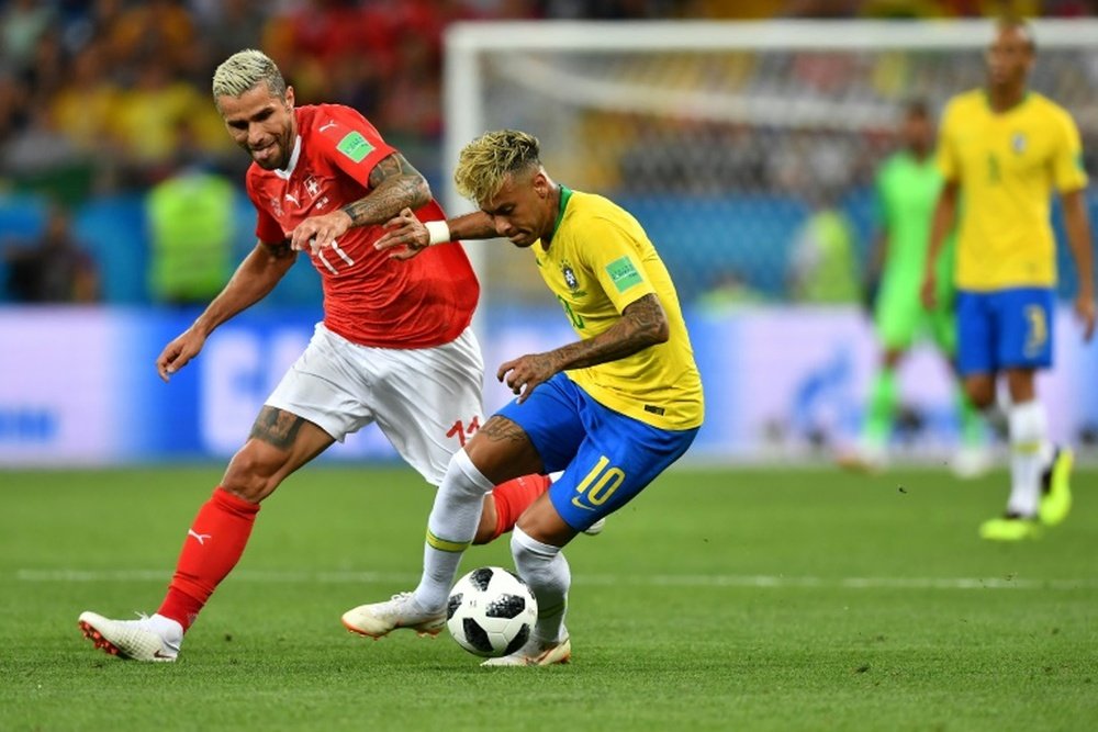 Behrami à la lutte avec l'attaquant vedette du Brésil Neymar. AFP