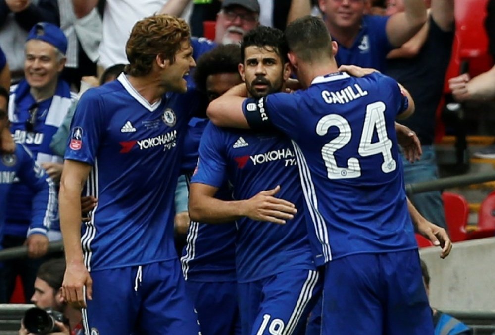 L'attaquant de Chelsea Diego Costa est congratulé par ses équipiers après un but contre Arsenal. AFP
