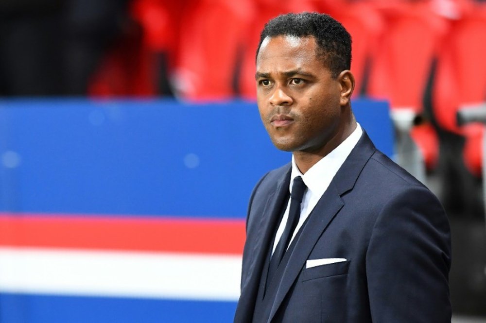 Patrick Kluivert analisa o choque de oitavos de final da Champions contra o Barcelona. AFP