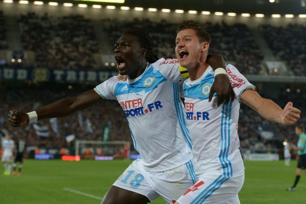 Bafétimbi Gomis explose de joie avec Florian Thauvin, après son but pour l'OM à Bordeaux. AFP