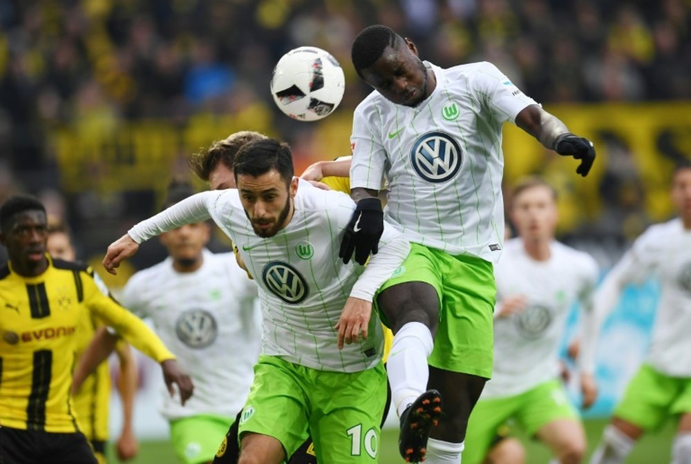 Paul George Ntep frappe le ballon de la tête lors du match face à Dortmund. AFP
