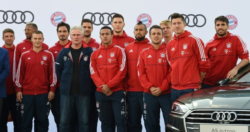 Le nouvel entraîneur du Bayern Munich Jupp Heynckes entouré par ses joueurs. AFP