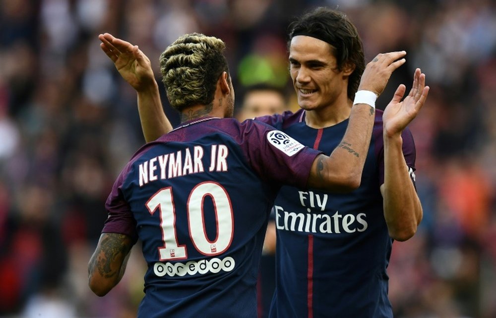 Les attaquants parisiens Edinson Cavani et Neymar Jr après un but face à Bordeaux. AFP