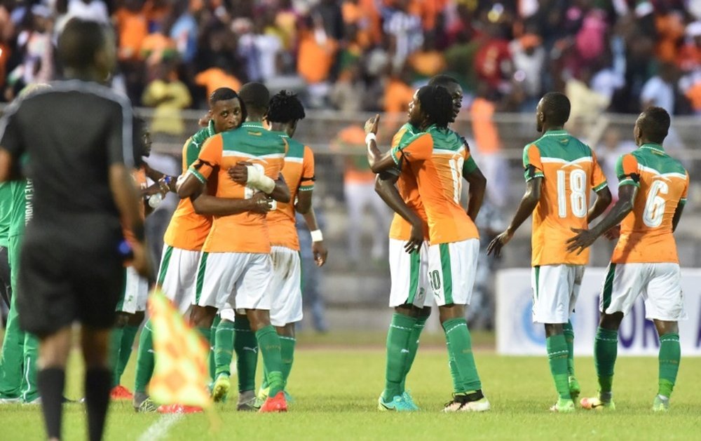 Les Ivoiriens se congratulent après le but de Kodjia face à la Sierra Leone en qualifs pour la CAN-2017, à Bouaké, le 3 septembre 2016