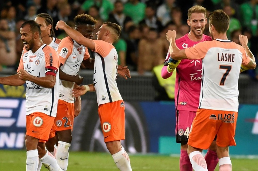 Les joueurs de Montpellier se congratulent après avoir battu Saint-Étienne. AFP