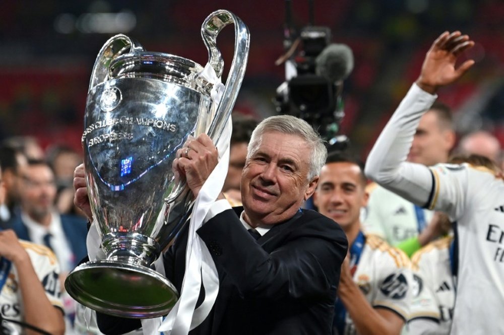 L'entraîneur italien du Real Madrid Carlo Ancelotti avec le trophée de la Ligue des champions. AFP