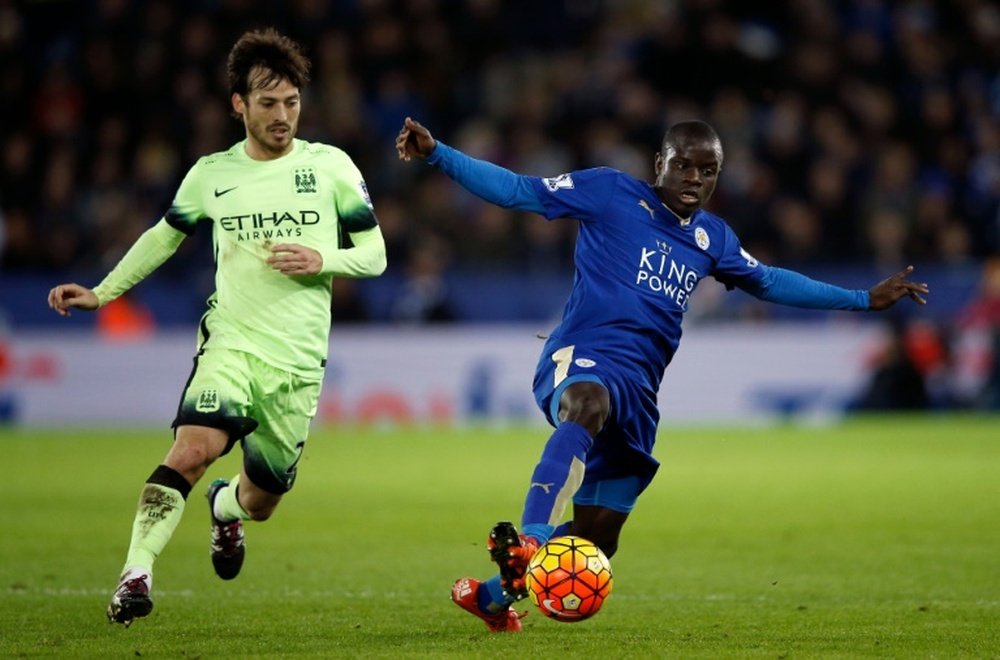 Le milieu de terrain de Leicester Ngolo Kanté à la lutte avec celui de Manchester City David Silva.
