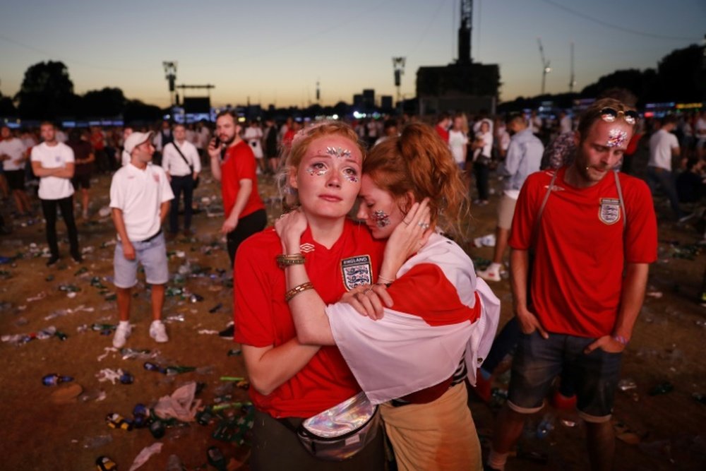 Les supporters anglais abattues devant un écran géant à Hyde Park. AFP