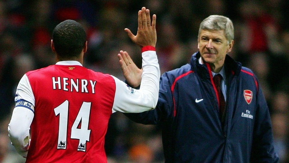 Thierry Henry et Arsene Wenger après un pénalty réussi au cours du match face à Charlton. AFP